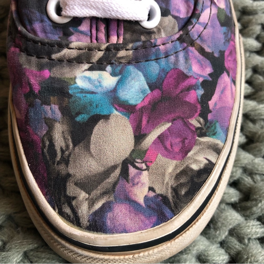 Abstract Rose Vans - Picture 3 of 9